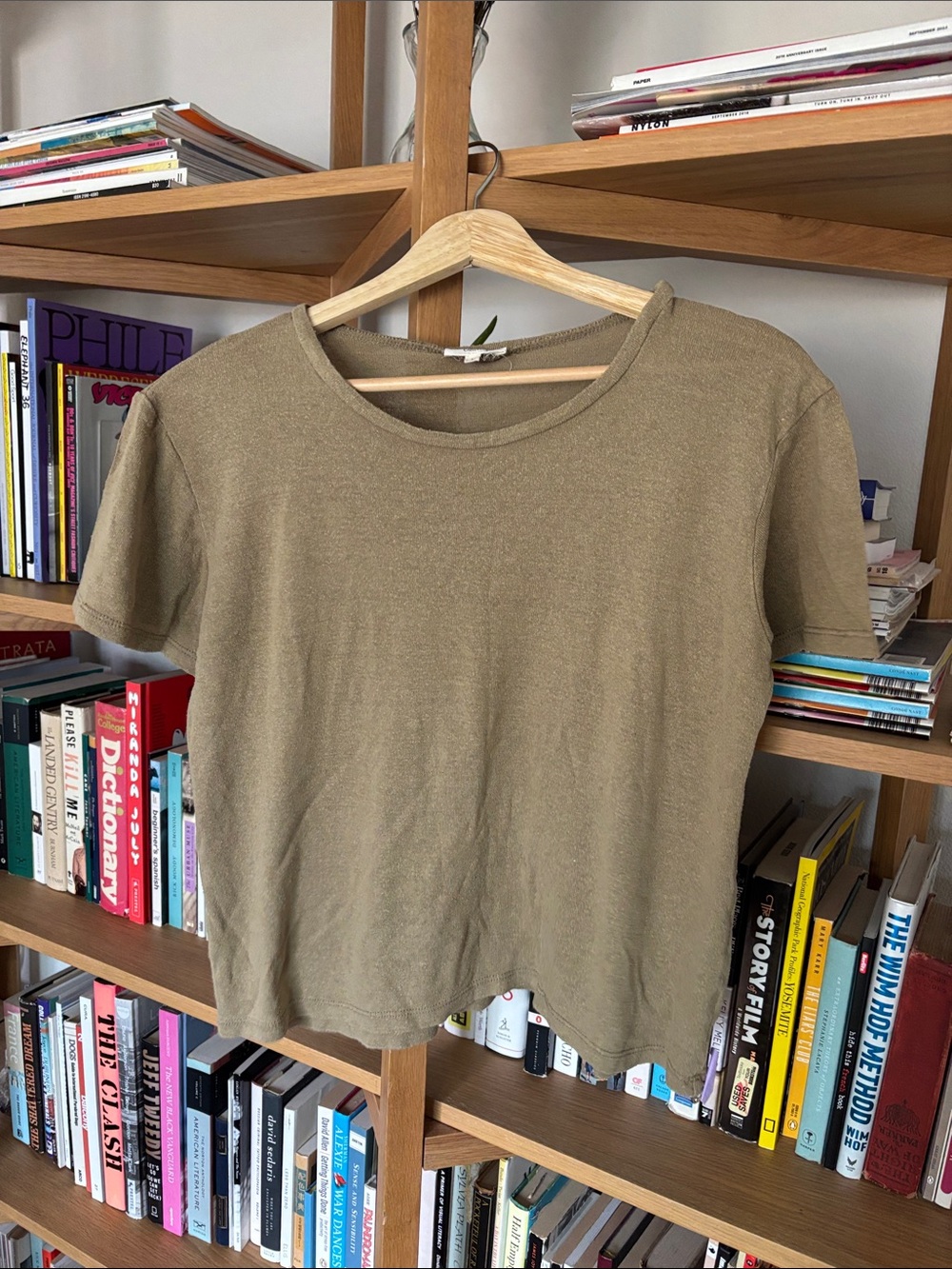 OZMA Short Sleeve Crewneck Tee in Olive Green